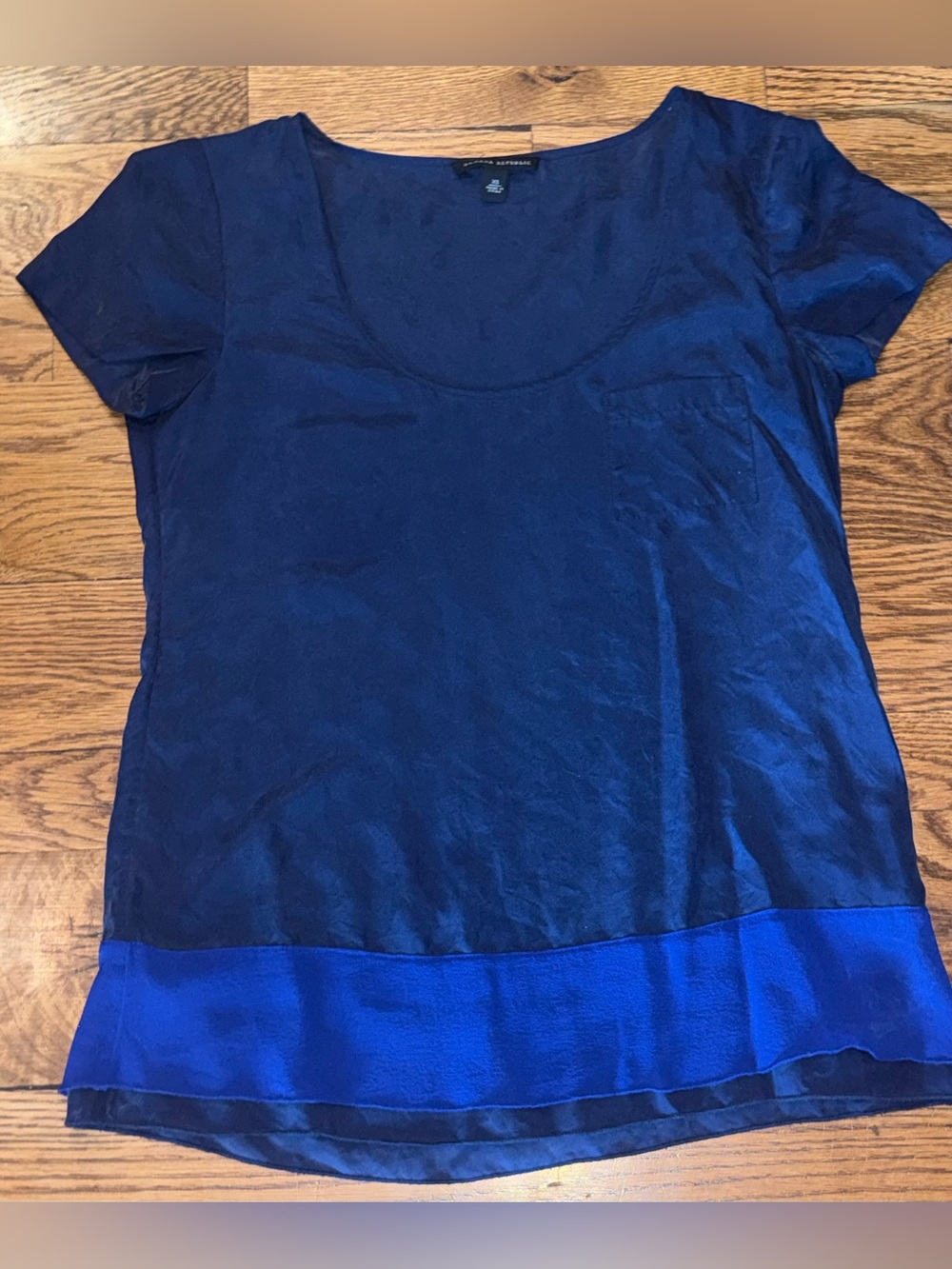 Banana Republic. Blue Silk Short Sleeve Blouse. Size XS.